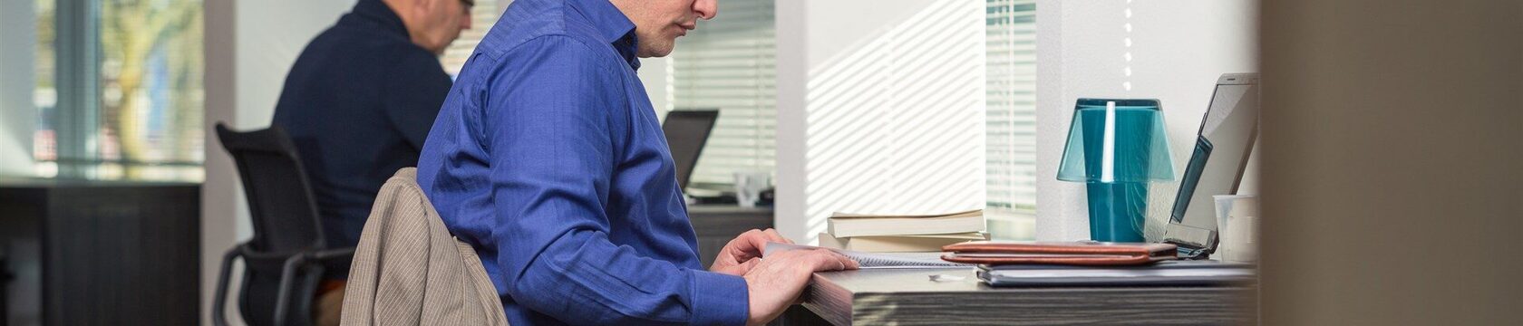 Een man is aan het flexwerken op een flexplek bij Meet and C