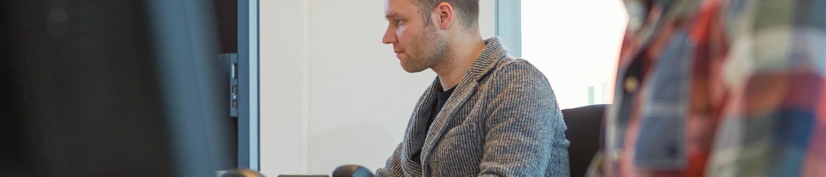 Een ondernemer die aan het werken is op een werkplek in Gorinchem