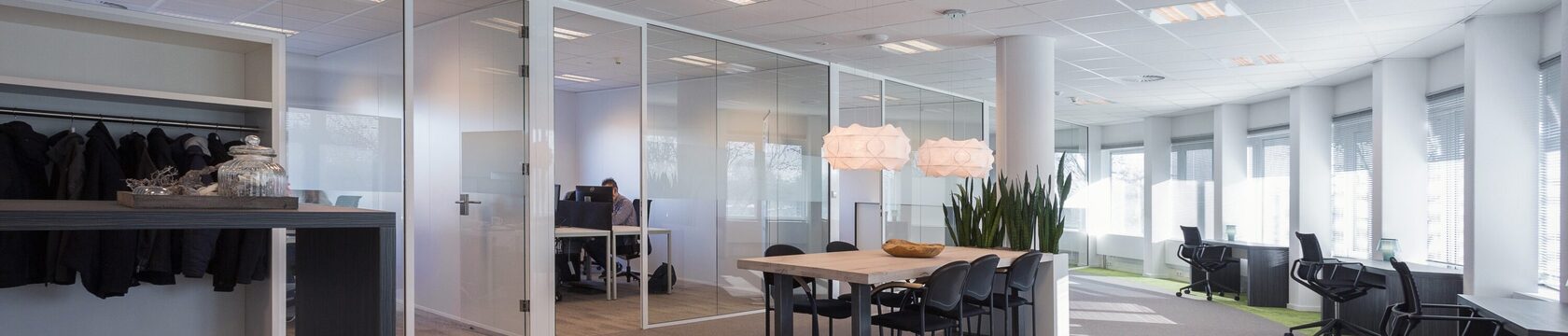 Een afbeelding met een aantal kantoren bij Meet and C