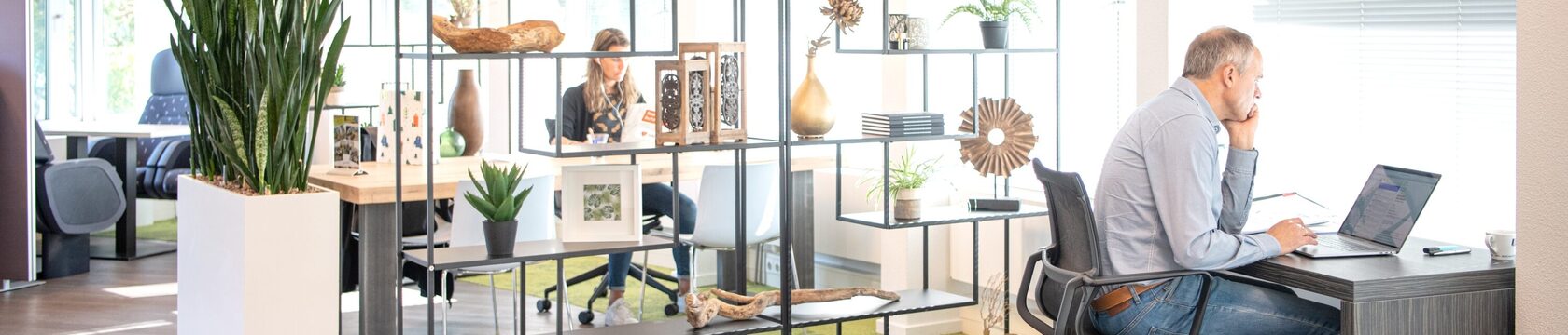 Een afbeelding waarin je een aantal ondernemers ziet werken op flexwerk plekken
