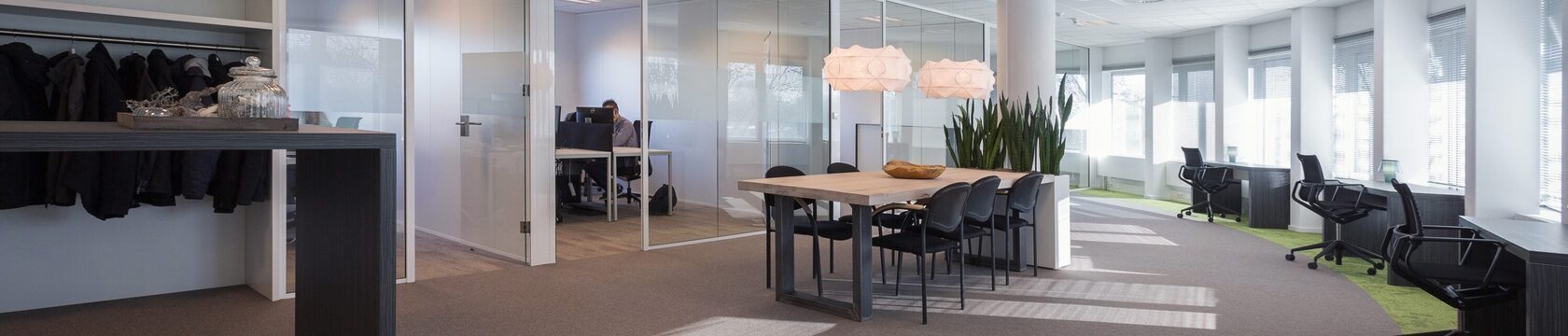 Kantoren die te huur zijn en losse werkplekken