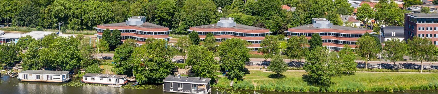 De drie gebouwen van Meet and C met kantoorruimtes te huur